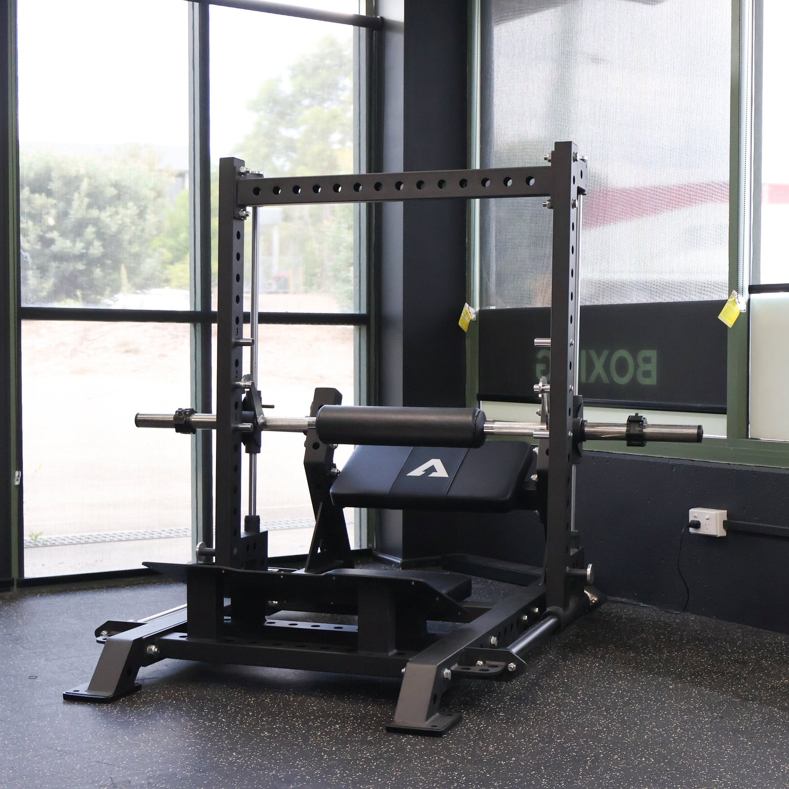 Garage gym hip thrust machine